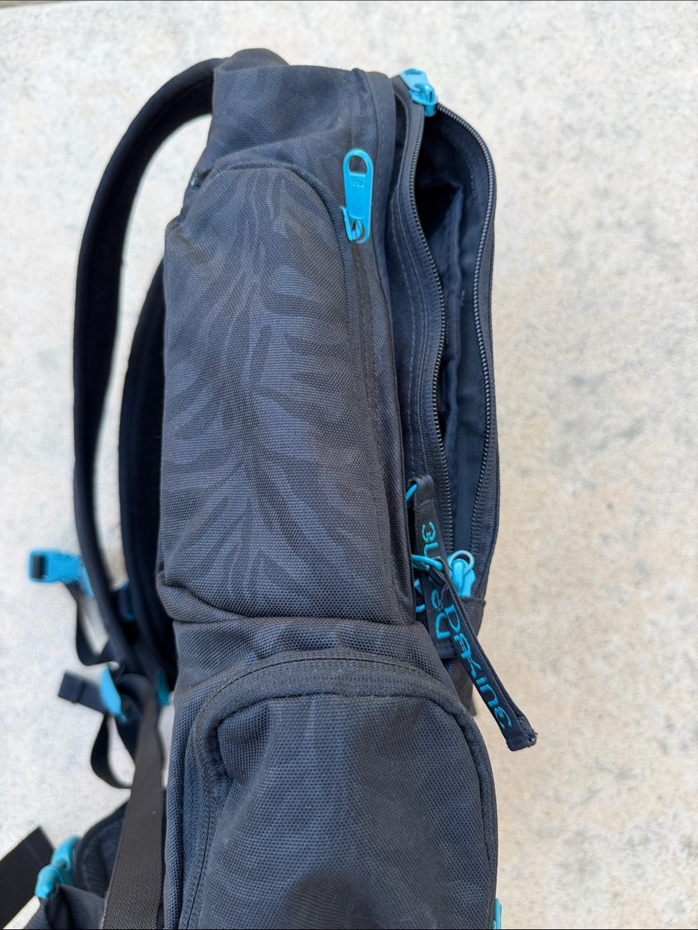 DAKINE Mission 25L Black Subtle Zebra Print Outdoor Backpack - Picture 4 of 10